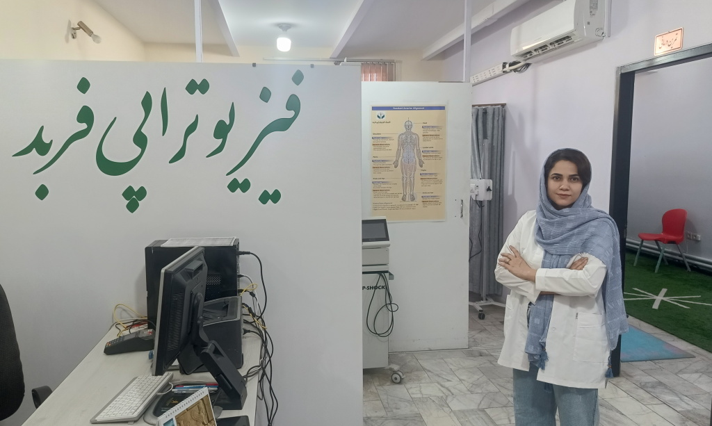 دکتر لعیا طاحونی مدیریت کلینیک فیزیوتراپی فربد کرمان